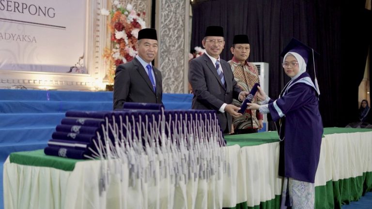 137 SISWA MAN IC SERPONG DIWISUDA, SIAP JADI PENCERAH MASYARAKAT