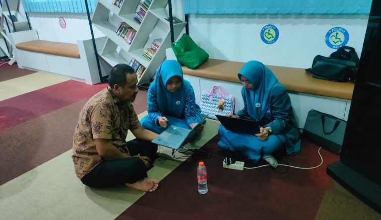 GEBRAKAN PENELITI MUDA DI SIDANG KARYA TULIS ILMIAH MAN IC SERPONG
