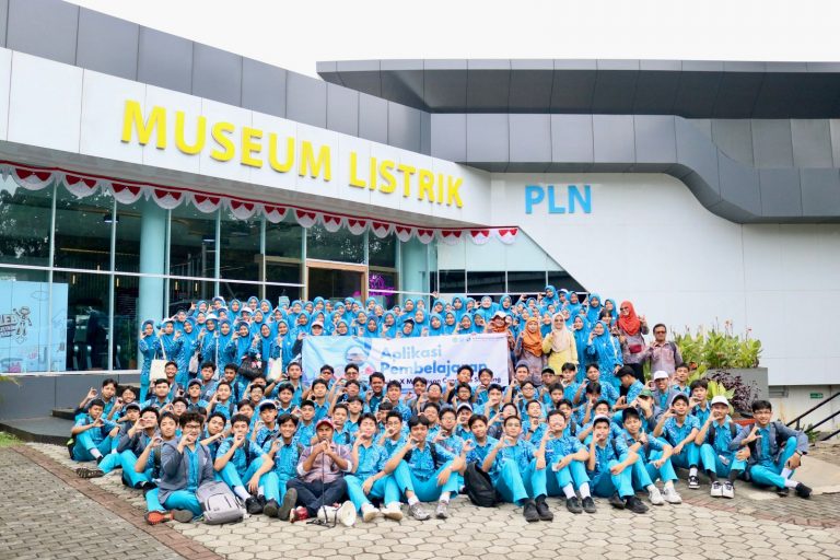 Petualangan Edukatif MAN IC Serpong: Dari Coding di Museum Listrik hingga Jelajah Sejarah Transportasi
