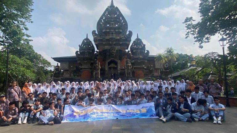 Mengenal Bangsa, Menyapa Semesta: Aplikasi Pembelajaran Kelas XII di TMII