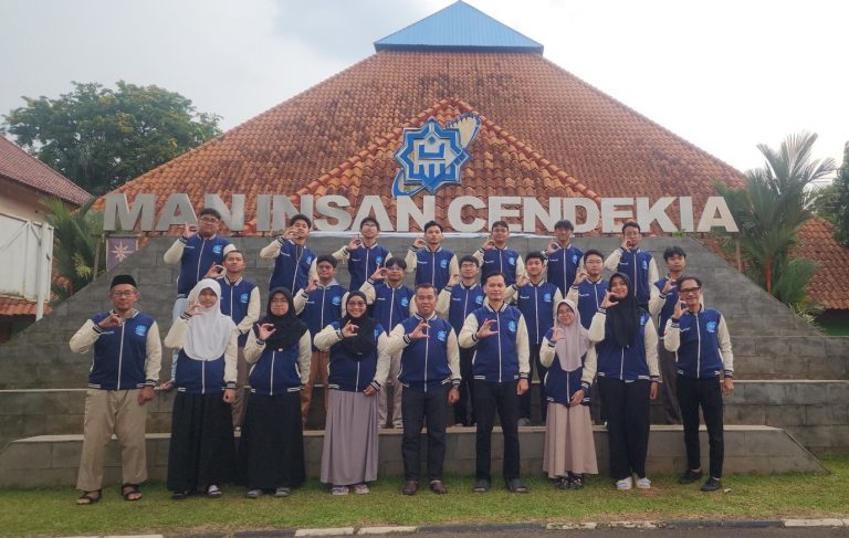 Kepala MAN IC Serpong Lepas Delegasi MAN IC Serpong Menuju Final OSN dan AI