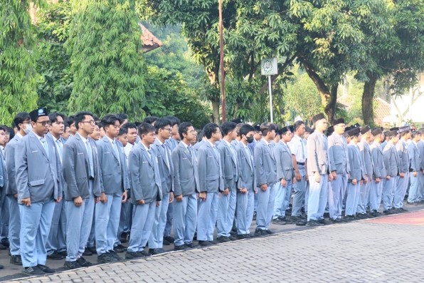 SEMANGAT INTEGRITAS DAN PRESTASI MENGGEMA DALAM UPACARA BENDERA DI MAN INSAN CENDEKIA SERPONG