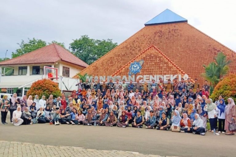 332 PUSTAKAWAN SEKOLAH RAKYAT BERKUNJUNG KE PERPUSTAKAAN MAN INSAN CENDEKIA SERPONG