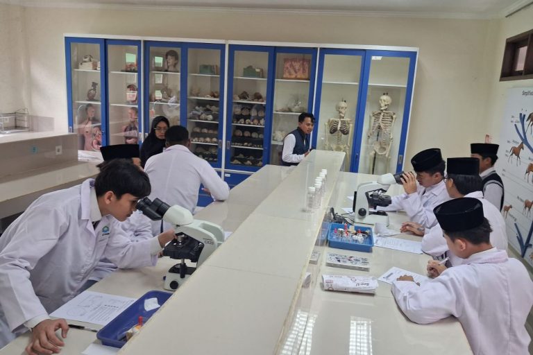 SINERGI SAINS: SISWA SMA IT AR-RAHMAH CENDEKIA EKSPLORASI LABORATORIUM MAN IC SERPONG