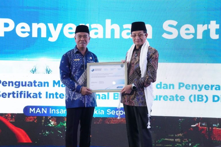 MENAG SERAHKAN SERTIFIKAT IB KEPADA MAN IC SERPONG